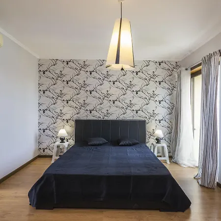 Holiday Ruby House Ferreiras